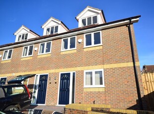 Town house to rent in Cliffe Road, Strood, Rochester ME2