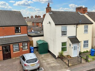 2 bedroom semi-detached house for sale in Bramford Lane, Ipswich, IP1