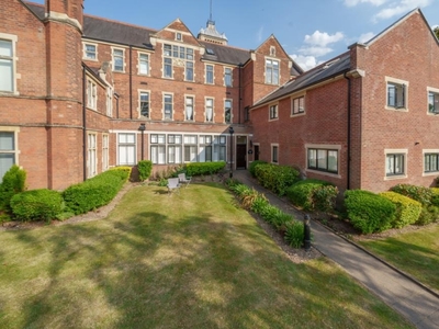 3 Bed Flat/Apartment For Sale in Bushey, Hertfordshire, WD23 - 5032817