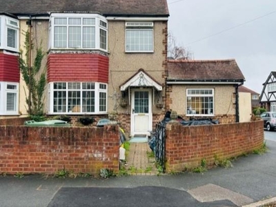 3 Bed House For Sale in Feltham, Hounslow, TW13 - 5217539