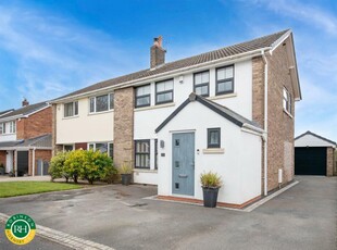 3 bedroom semi-detached house for sale in Chiltern Crescent, Sprotbrough, Doncaster, DN5