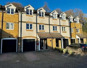 4 Bedroom House Woodley Berkshire