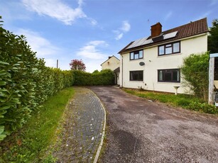 4 bedroom link detached house for sale in Masefield Avenue, Gloucester, Gloucestershire, GL2