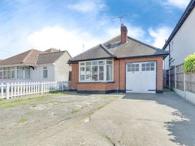 Bungalow to rent in Hobleythick Lane, Westcliff-On-Sea SS0
