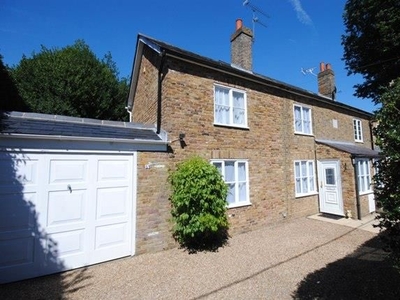 Cottage to rent in Cheapside Road, Ascot, Berkshire SL5