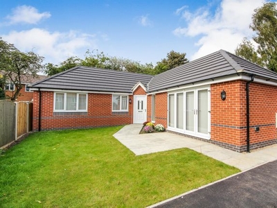 Detached bungalow to rent in Manor Road, Calverton, Nottinghamshire NG14