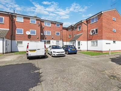 Flat to rent in 4, Droveway, Loughton, Essex IG10
