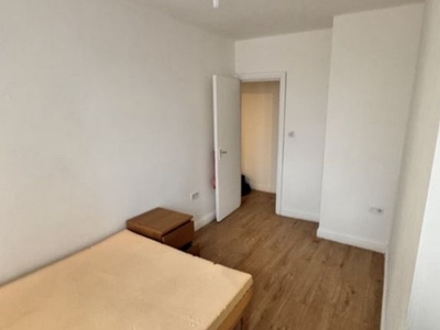 Flat to rent in Barking And Dagenham, 4nd, UK RM9