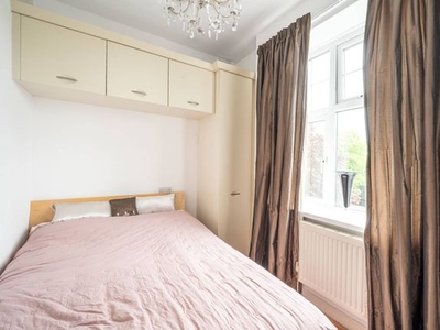 Flat to rent in Belsize Grove, Belsize Park, London NW3