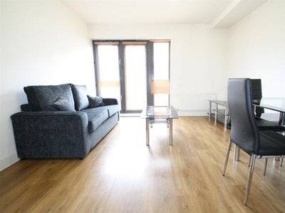 Flat to rent in Bramley Crescent, Ilford IG2