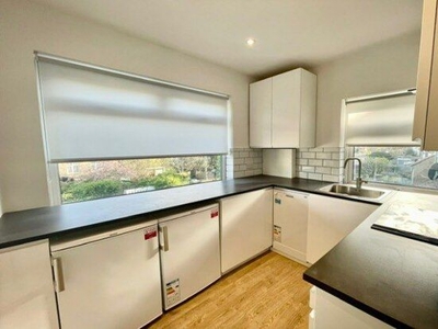 Flat to rent in Chigwell Road, Woodford Green IG8