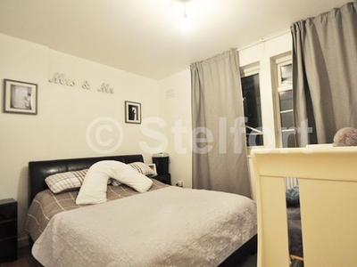 Flat to rent in Court Road, London SE9