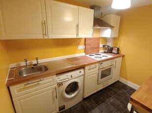Flat to rent in Crighton Place, Leith, Edinburgh EH7