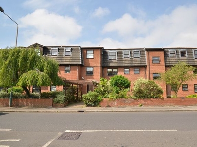 Flat to rent in Diamond Court, Park Lane, Hornchurch RM11
