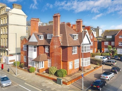 Flat to rent in Grand Avenue, Hove, East Sussex BN3