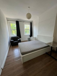 Flat to rent in High Road, Romford RM6