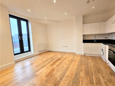 Flat to rent in High Street, Slough SL1