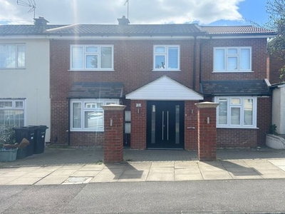 Flat to rent in Huntsman Road, Ilford IG6