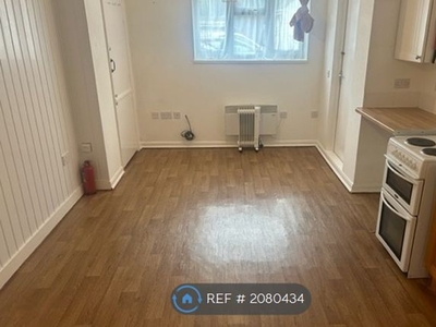 Flat to rent in Marine Parade, Seaford BN25