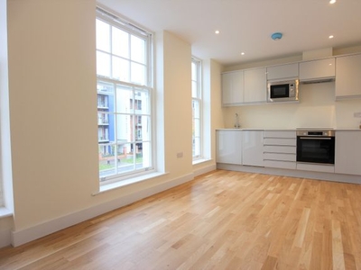 Flat to rent in New Zealand Avenue, Walton-On-Thames KT12