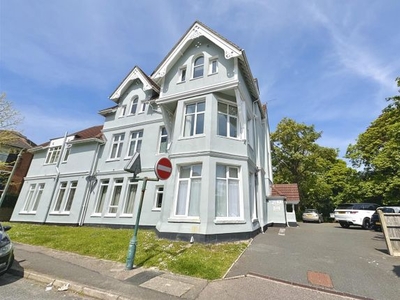 Flat to rent in Pine Tree Glen, Westbourne, Bournemouth BH4