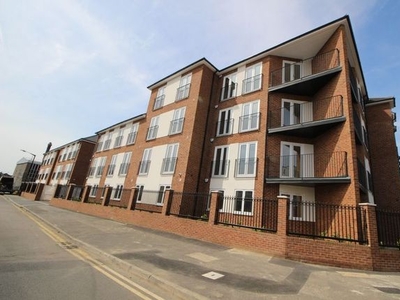 Flat to rent in Reet Gardens, Slough SL1