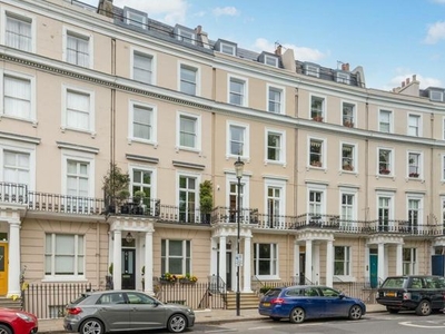 Flat to rent in Royal Crescent, Holland Park W11