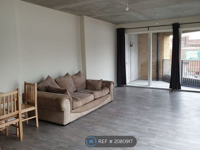Flat to rent in South Street, Romford, Essex RM1