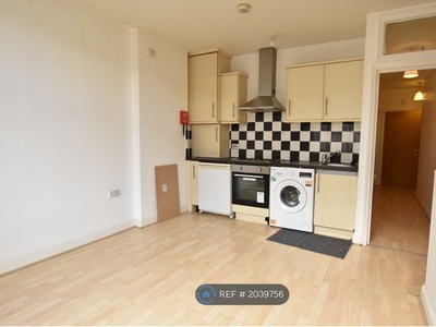 Flat to rent in T L House, Luton LU1
