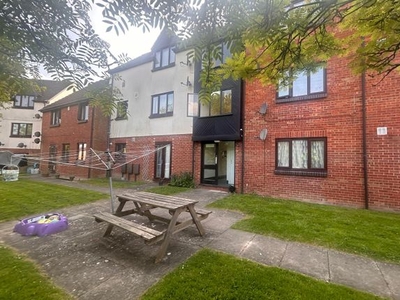 Flat to rent in Windrush Drive, High Wycombe HP13