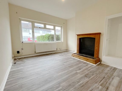 Maisonette to rent in Cornwall Avenue, Slough SL2