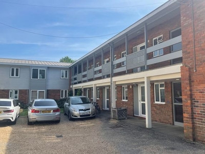 Maisonette to rent in Cross Lanes, Guildford GU1