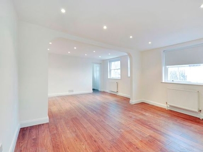 Maisonette to rent in Finchley Road, St. Johns Wood NW8