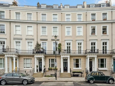 Maisonette to rent in Royal Crescent, London W11