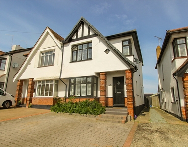 Mountdale Gardens, Leigh-on-Sea, Essex, SS9 3 bedroom house in Leigh-on-Sea