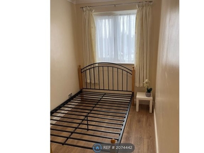 Flat to rent in Clayhall, Ilford IG5