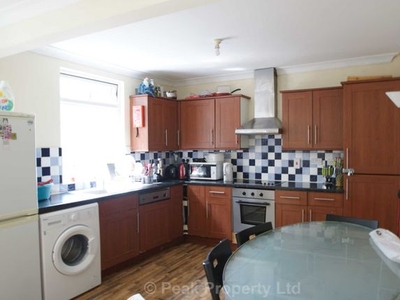 Room to rent in Room 2, Queens Road, Southend On Sea SS1