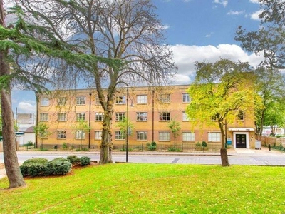 Studio to rent in Balmoral House, 2 Charteris Road, Woodford Green, Essex IG8