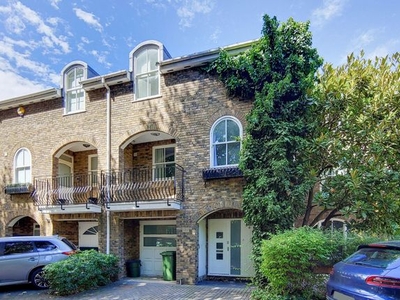 Town house for sale in Oxford Gate, Brook Green W6