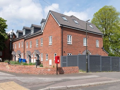 Town house to rent in Highfield Road, Chesterfield S41