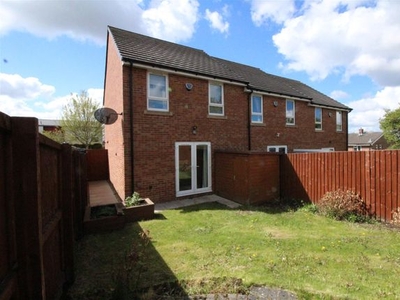 Town house to rent in Rochester Road, Birstall, Batley WF17