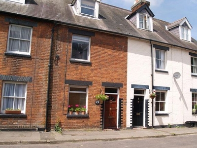 Town house to rent in Victoria Road, Godalming GU7