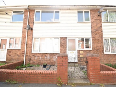 Town house to rent in Wesley Street, Wakefield WF1