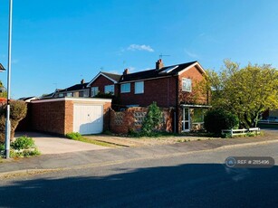 3 bedroom semi-detached house for rent in Kensington Close, Oadby, Leicester, LE2