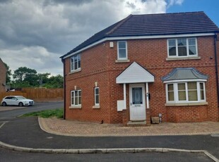 4 bedroom detached house for rent in Digpal Road Churwell Morley Leeds, LS27