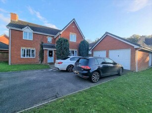4 bedroom detached house for rent in Radnor Close, Bury St. Edmunds, Suffolk, IP32