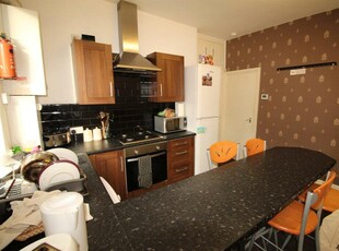 4 bedroom detached house for rent in Welton Place, Hyde Park, Leeds, LS6 1EW, LS6