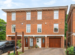 4 bedroom property for sale in Thistledown Close, Winchester, SO22