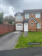 4 bedroom semi-detached house for rent in Chelsfield Grove, Manchester, M21