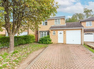 Detached house to rent in Faringdon Close, Sandhurst GU47